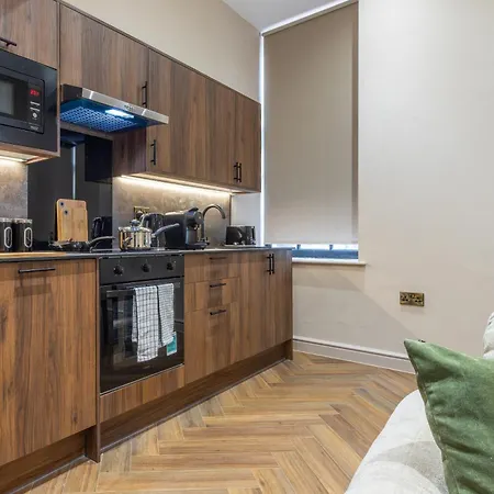 Luxe With Parking, 8 Mins To Station! Лидс