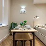 Luxe With Parking, 8 Mins To Station! *