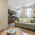 Luxe With Parking, 8 Mins To Station!