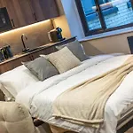 Luxe With Parking, 8 Mins To Station!