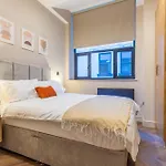 Luxe With Parking, 8 Mins To Station!