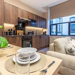 Luxe With Parking, 8 Mins To Station! *