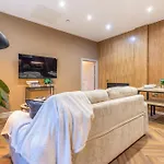 Luxe With Parking, 8 Mins To Station!