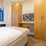 Luxe With Parking, 8 Mins To Station! Leeds (West Yorkshire)