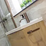 Luxe With Parking, 8 Mins To Station! Leeds (West Yorkshire)