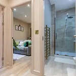 Luxe With Parking, 8 Mins To Station!