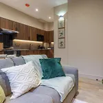 Luxe With Parking, 8 Mins To Station! * Leeds (West Yorkshire)