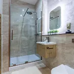 Luxe With Parking, 8 Mins To Station!