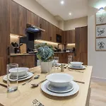 Luxe With Parking, 8 Mins To Station! * Leeds (West Yorkshire)