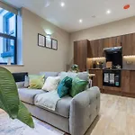 Luxe With Parking, 8 Mins To Station!