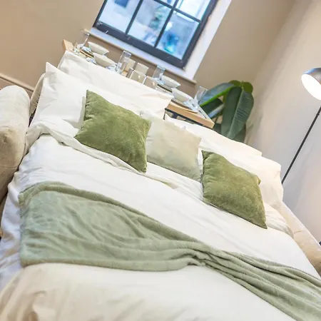 Апартаменти Luxe With Parking, 8 Mins To Station! Лідс