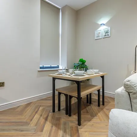 Luxe With Parking, 8 Mins To Station! *
