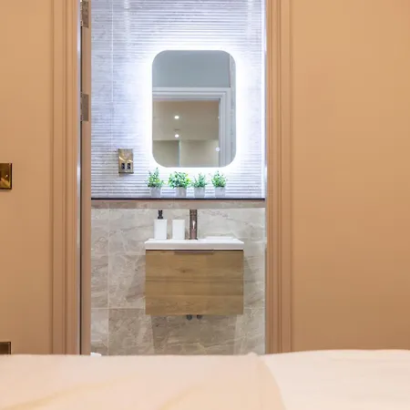 Luxe With Parking, 8 Mins To Station! Апартаменти Лідс