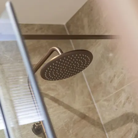 Luxe With Parking, 8 Mins To Station! Апартаменти