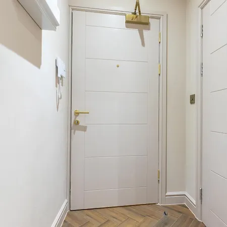 Daire Luxe With Parking, 8 Mins To Station! *