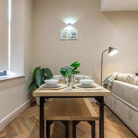 Luxe With Parking, 8 Mins To Station! *