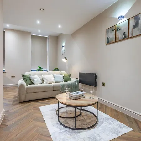 Luxe With Parking, 8 Mins To Station! Apartmán