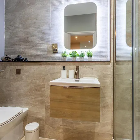 Apartmán Luxe With Parking, 8 Mins To Station! *