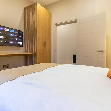 Luxe With Parking, 8 Mins To Station! *