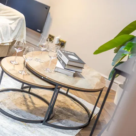 Luxe With Parking, 8 Mins To Station!