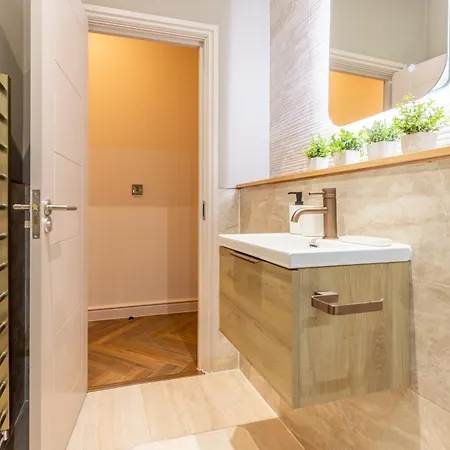 Luxe With Parking, 8 Mins To Station! Daire