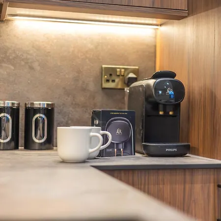 Luxe With Parking, 8 Mins To Station! Daire