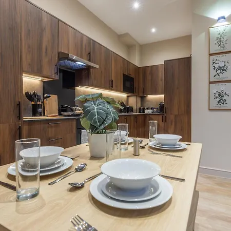 Luxe With Parking, 8 Mins To Station! * Leeds (West Yorkshire)