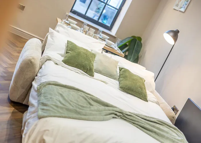 Апартаменти Luxe With Parking, 8 Mins To Station! Лідс