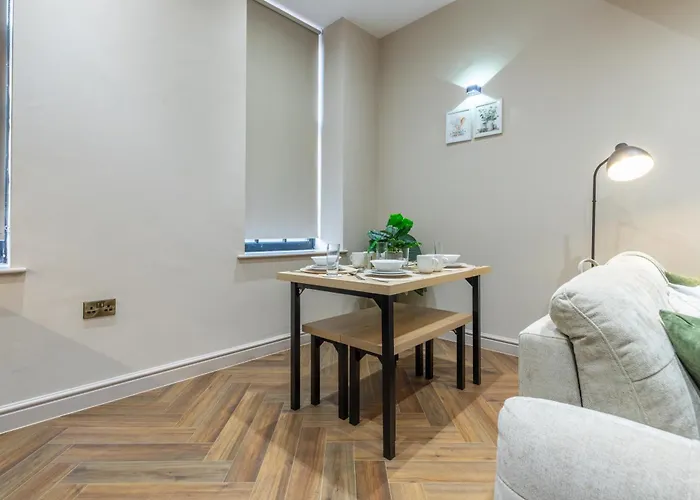 Luxe With Parking, 8 Mins To Station! *