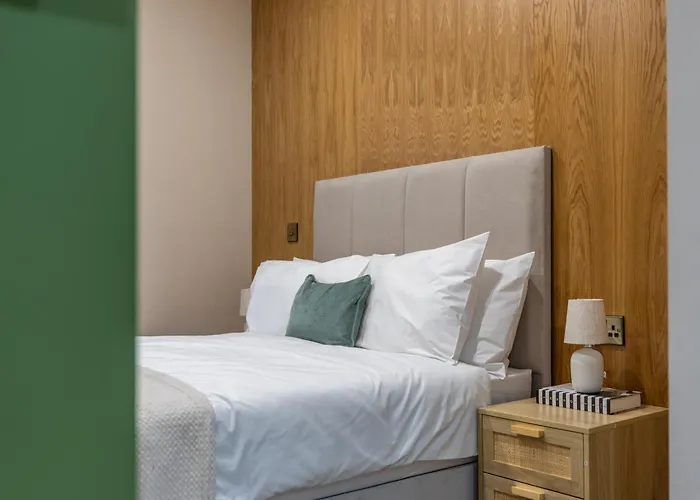 Luxe With Parking, 8 Mins To Station! Leeds (West Yorkshire)