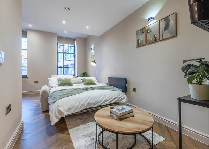 Luxe With Parking, 8 Mins To Station! Lejlighed *