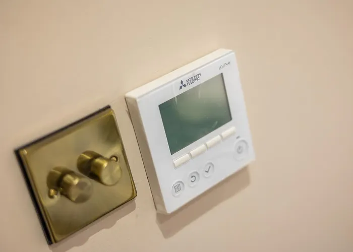 Luxe With Parking, 8 Mins To Station!