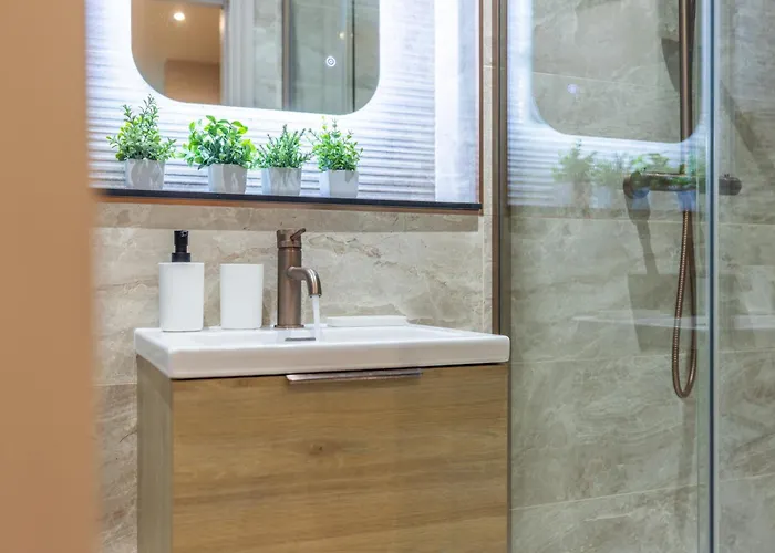 Апартаменти Luxe With Parking, 8 Mins To Station! Лідс