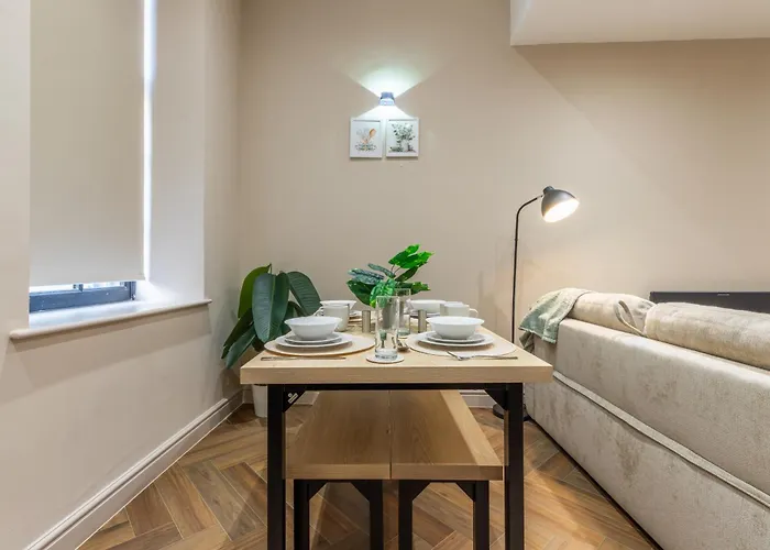 Luxe With Parking, 8 Mins To Station! *