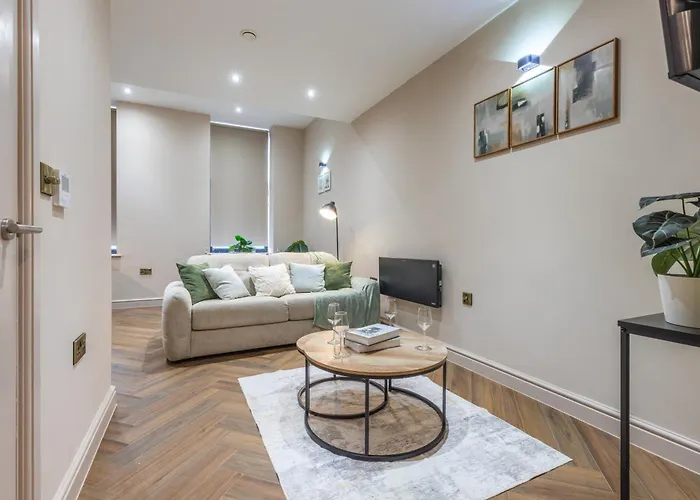 Luxe With Parking, 8 Mins To Station! 公寓