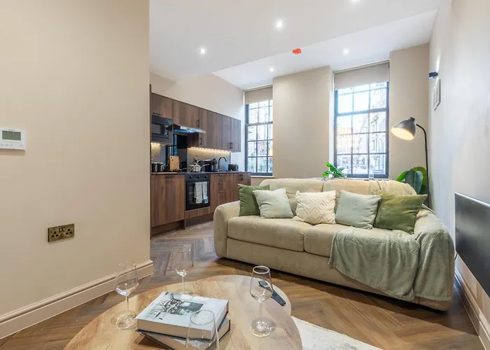 Luxe With Parking, 8 Mins To Station!