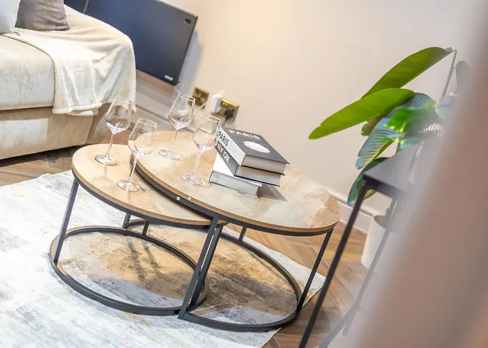 Luxe With Parking, 8 Mins To Station!