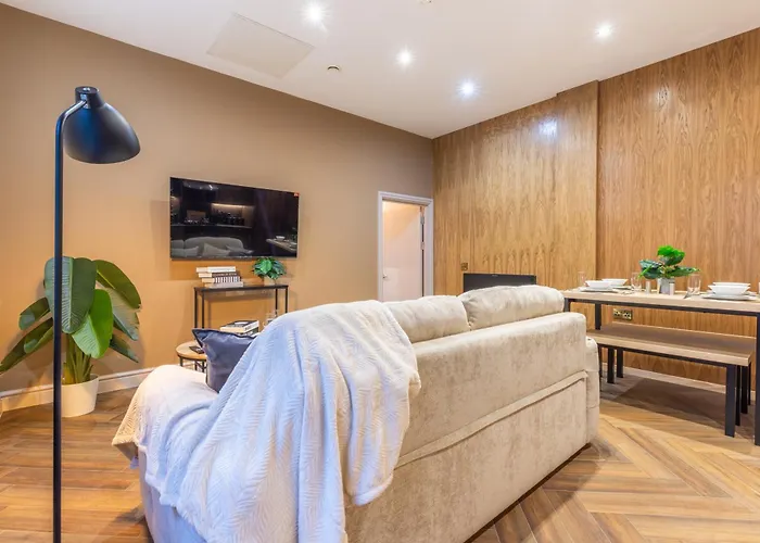 Luxe With Parking, 8 Mins To Station!