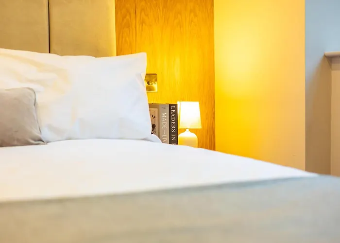 Luxe With Parking, 8 Mins To Station! 利兹