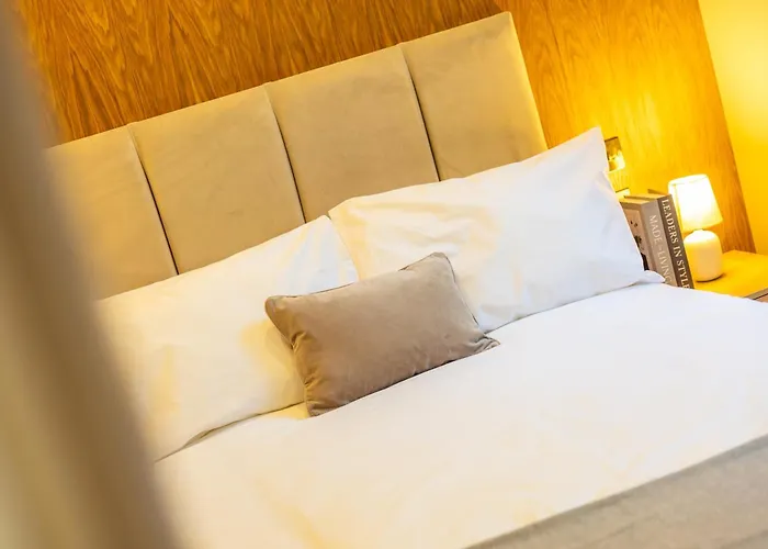 Luxe With Parking, 8 Mins To Station! 利兹