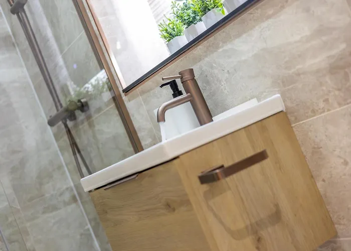 Luxe With Parking, 8 Mins To Station! Лідс