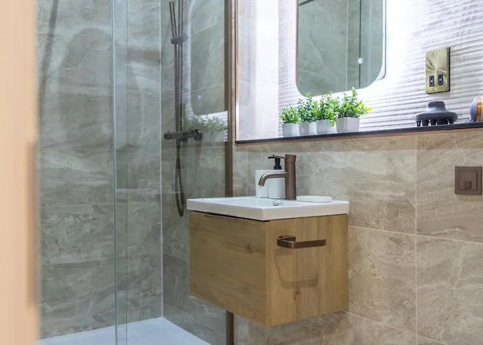 Luxe With Parking, 8 Mins To Station! Lejlighed