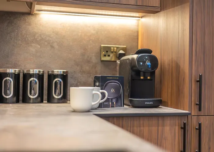 Luxe With Parking, 8 Mins To Station! Lejlighed