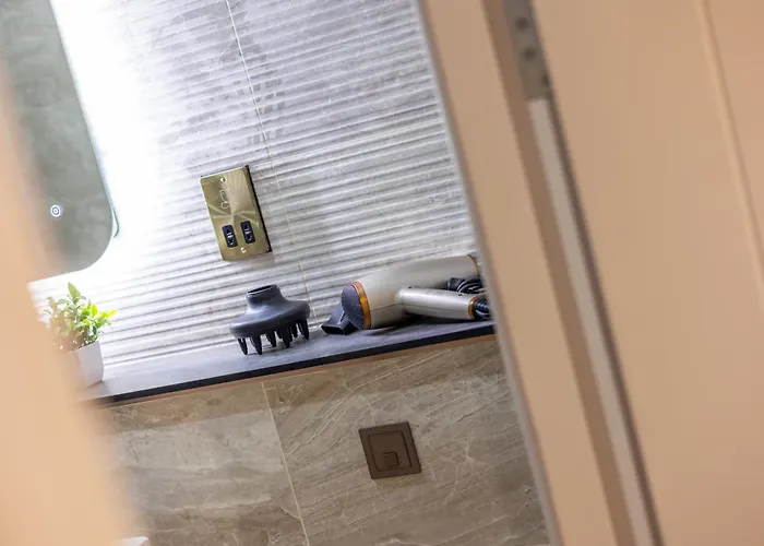 Luxe With Parking, 8 Mins To Station! *