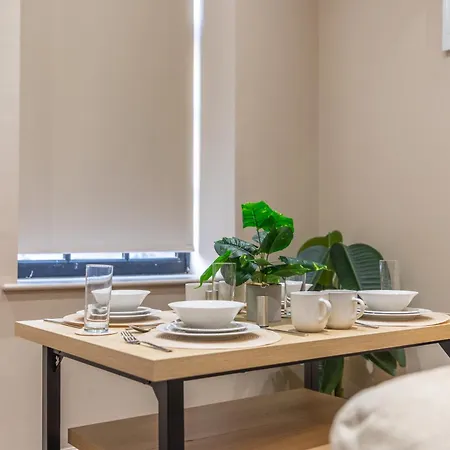 Luxe With Parking, 8 Mins To Station! *