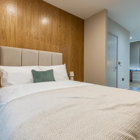 Luxe With Parking, 8 Mins To Station! 아파트 리즈