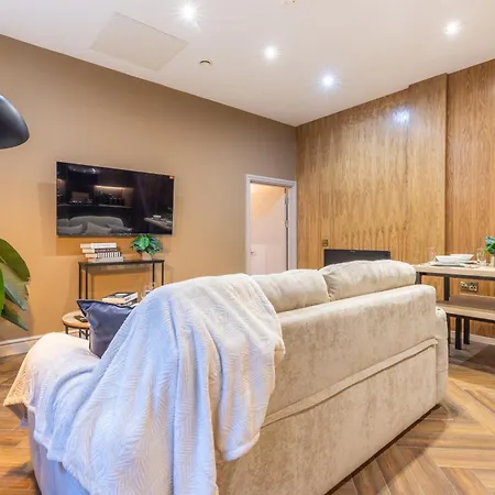Luxe With Parking, 8 Mins To Station!