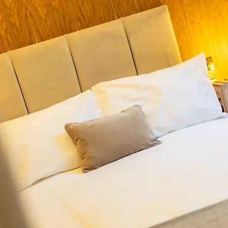 Luxe With Parking, 8 Mins To Station! 리즈