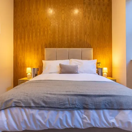 Luxe With Parking, 8 Mins To Station! Apartment Leeds (West Yorkshire)