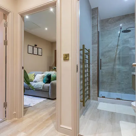 Luxe With Parking, 8 Mins To Station!